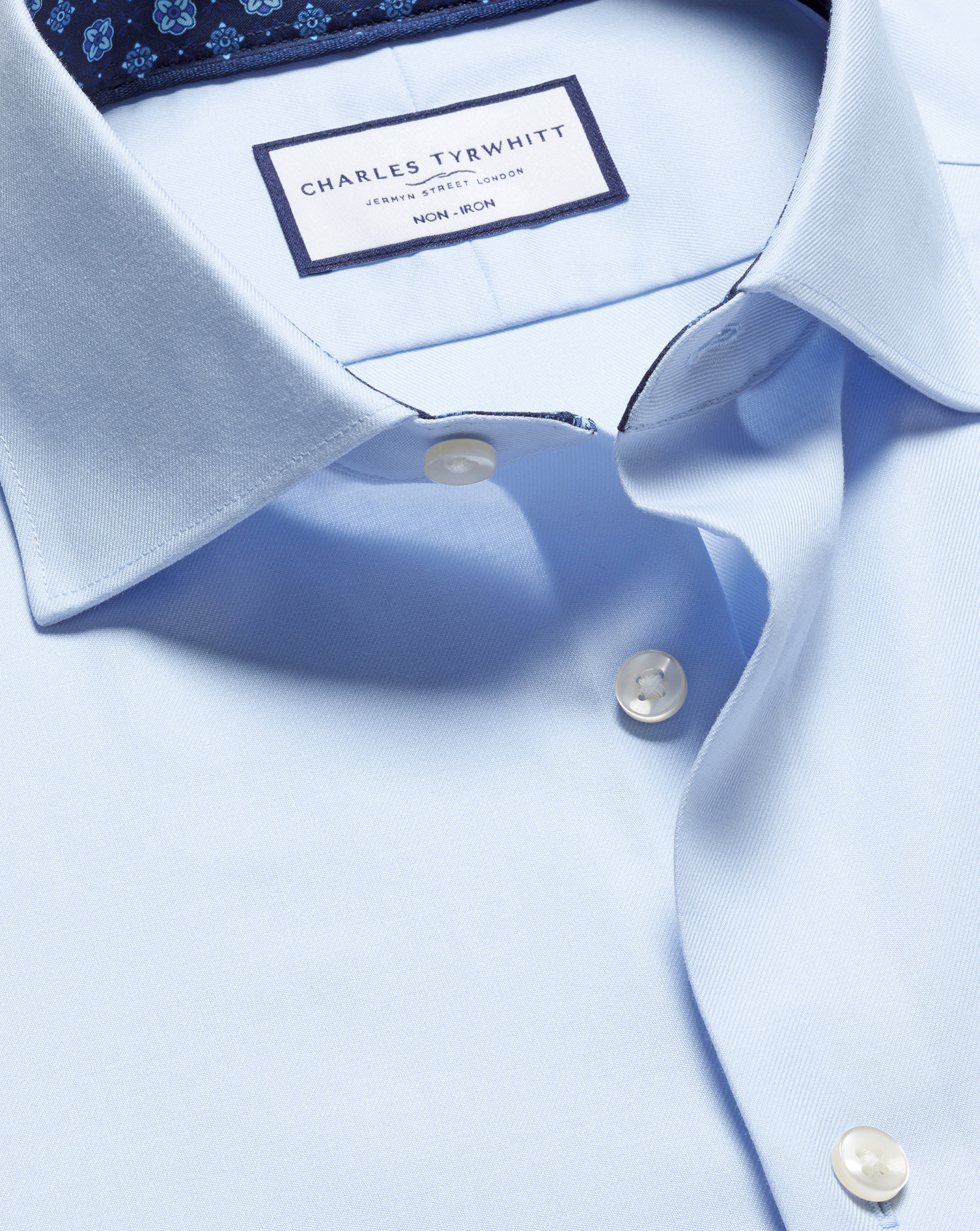 Charles Tyrwhitt Bügelfreies Twill-Hemd mit Semi-Haifischkragen und Besatz mit Medaillon-Motiv - Himmelblau Knopfmansche...