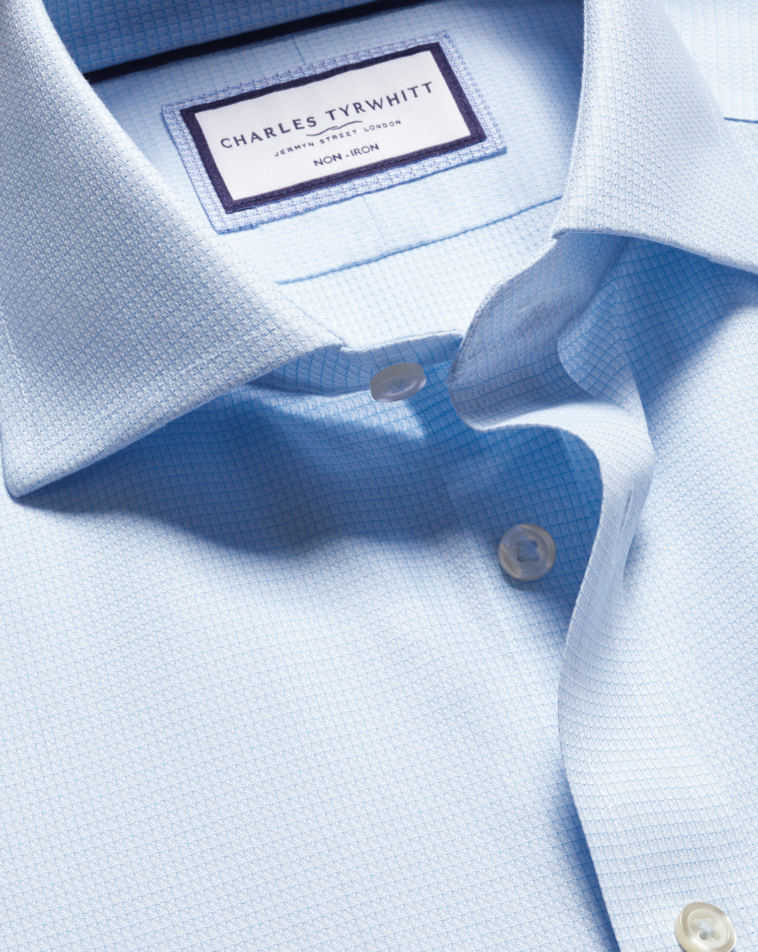 Charles Tyrwhitt Bügelfreies Kensington Hemd mit Stretch und Haifischkragen - Hellblau Knopfmanschette