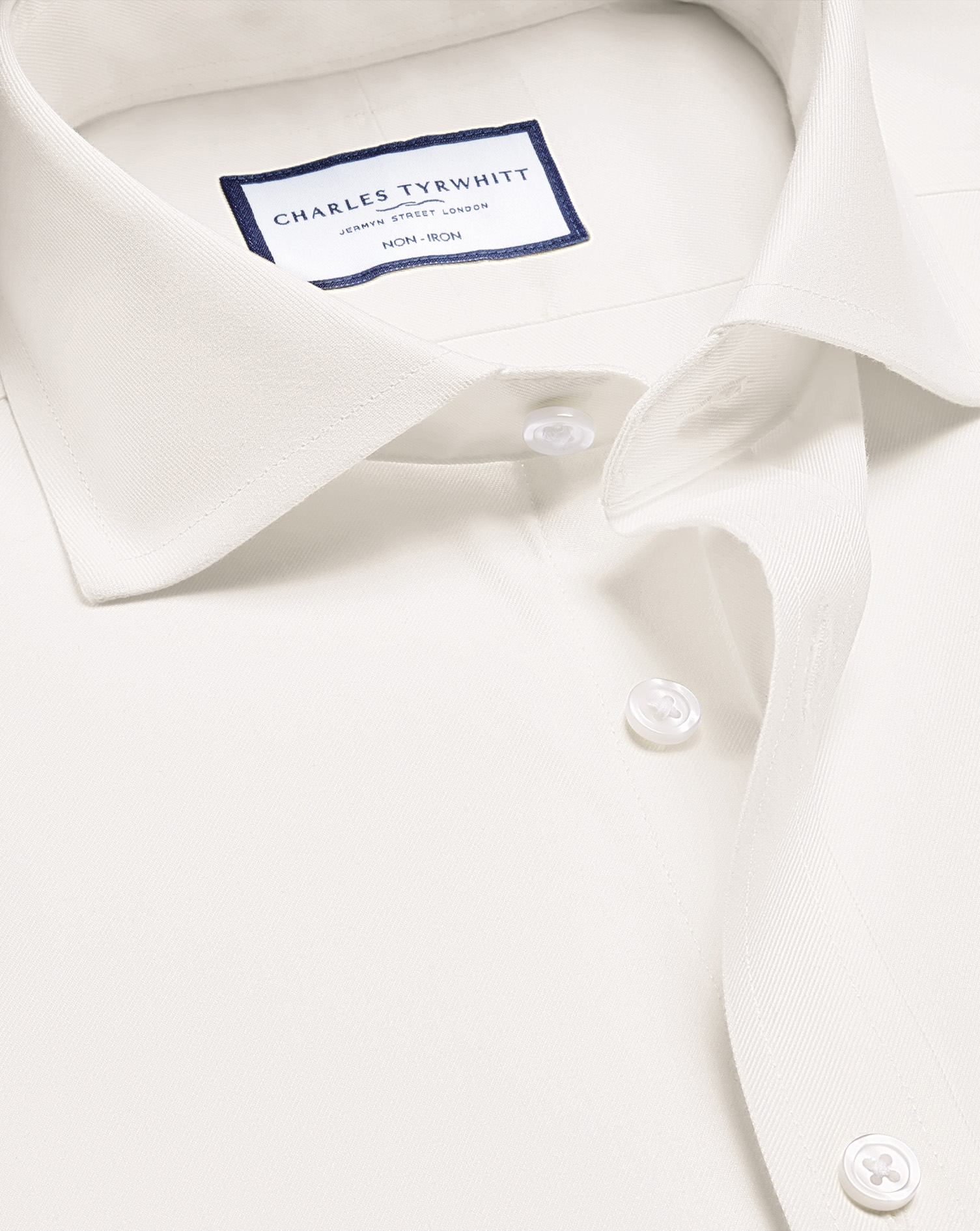 Charles Tyrwhitt Bügelfreies Twill-Hemd mit Haifischkragen - Elfenbeinweiß Knopfmanschette