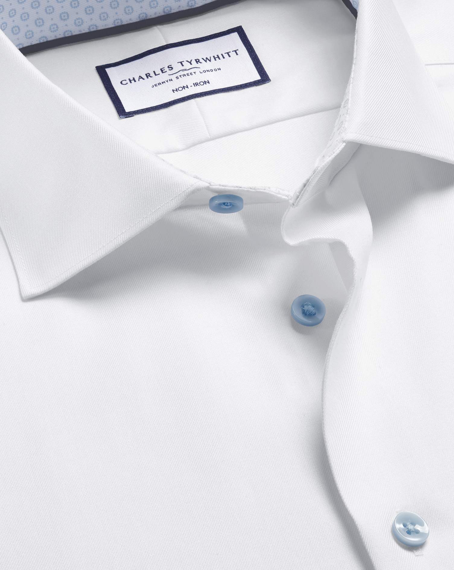 Charles Tyrwhitt Bügelfreies Twill-Hemd mit Semi-Haifischkragen und bedrucktem Besatz - Weiß Knopfmanschette