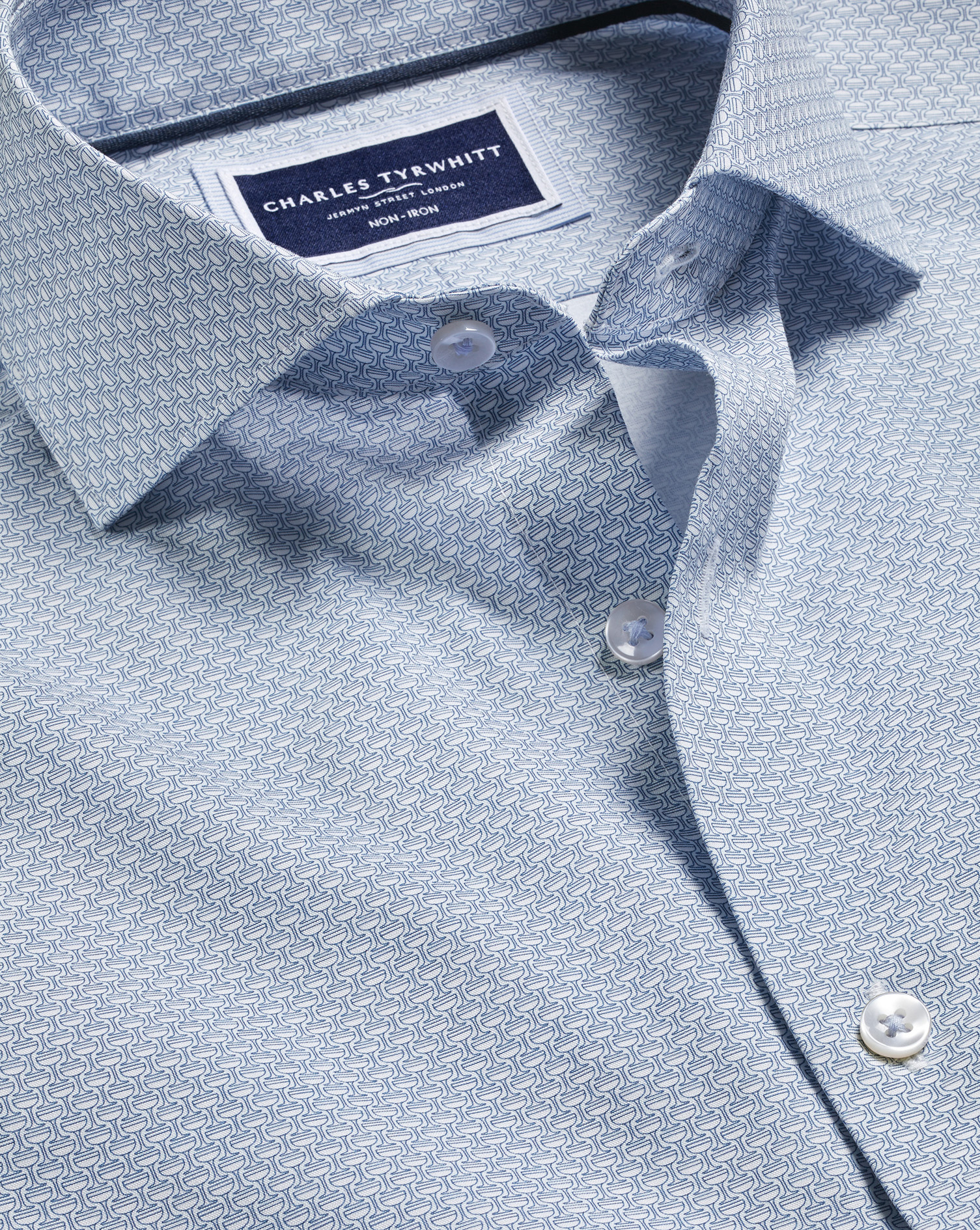 Charles Tyrwhitt Bügelfreies Hemd mit Semi-Haifischkragen und Weinglas-Motiv - Ozeanblau