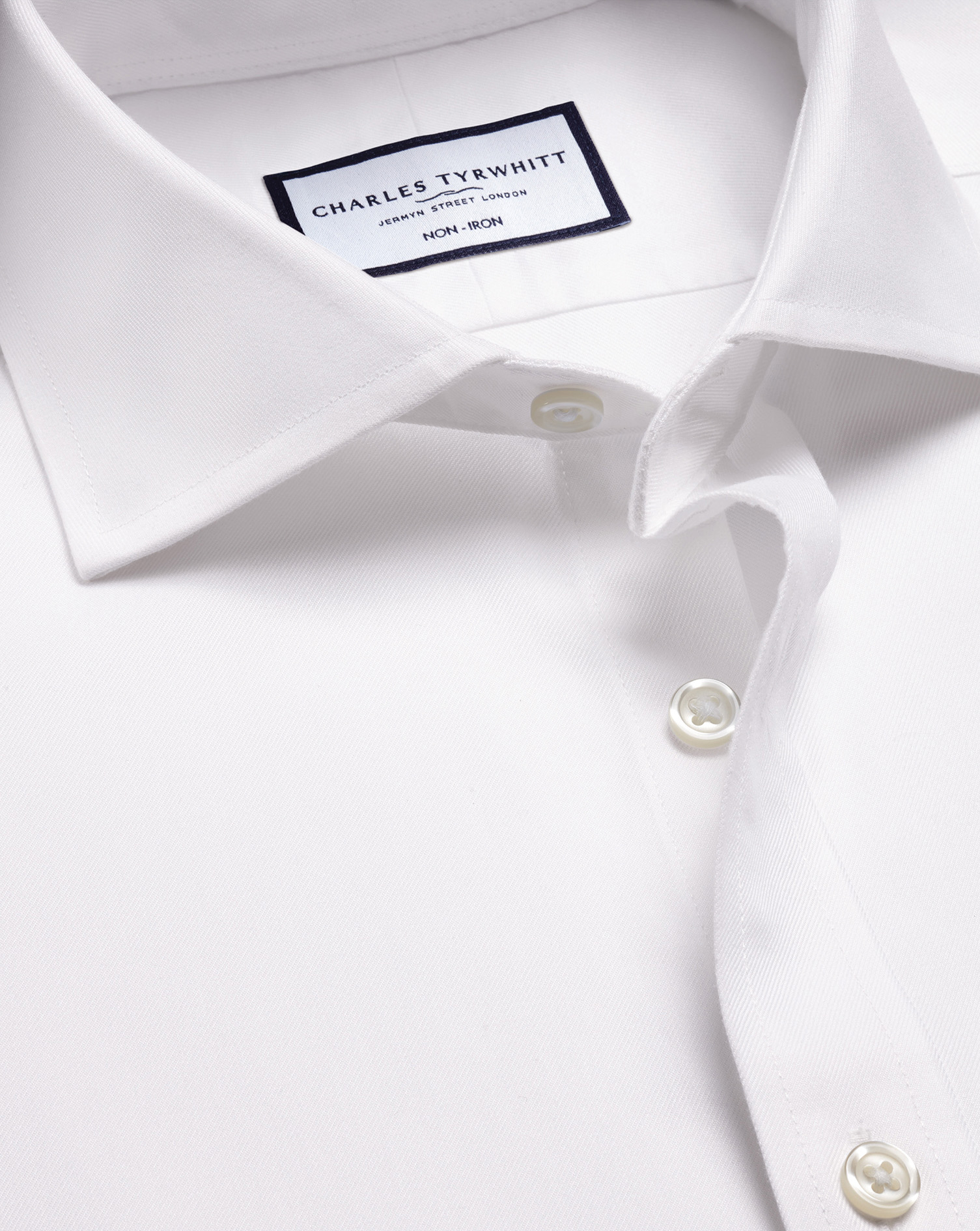 Charles Tyrwhitt Bügelfreies Twill-Hemd mit Haifischkragen - Weiß Umschlagmanschette