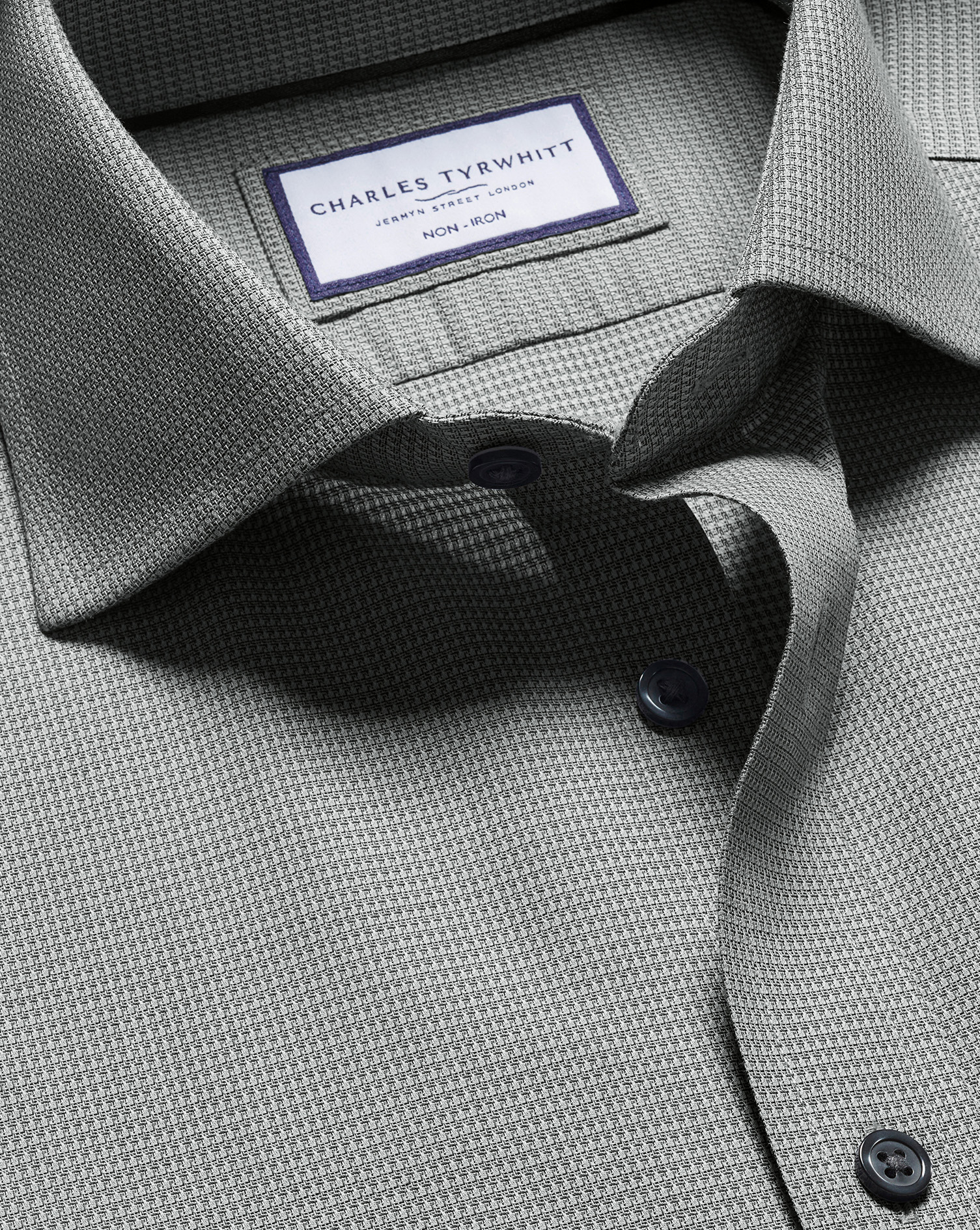 Charles Tyrwhitt Bügelfreies Kensington Hemd mit Stretch und Haifischkragen - Anthrazit Knopfmanschette