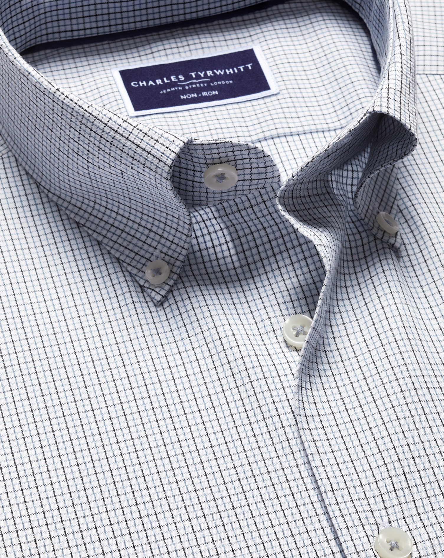 Charles Tyrwhitt Bügelfreies Oxfordhemd mit Button-down-Kragen und feinen Karos - Schwarz Knopfmanschette