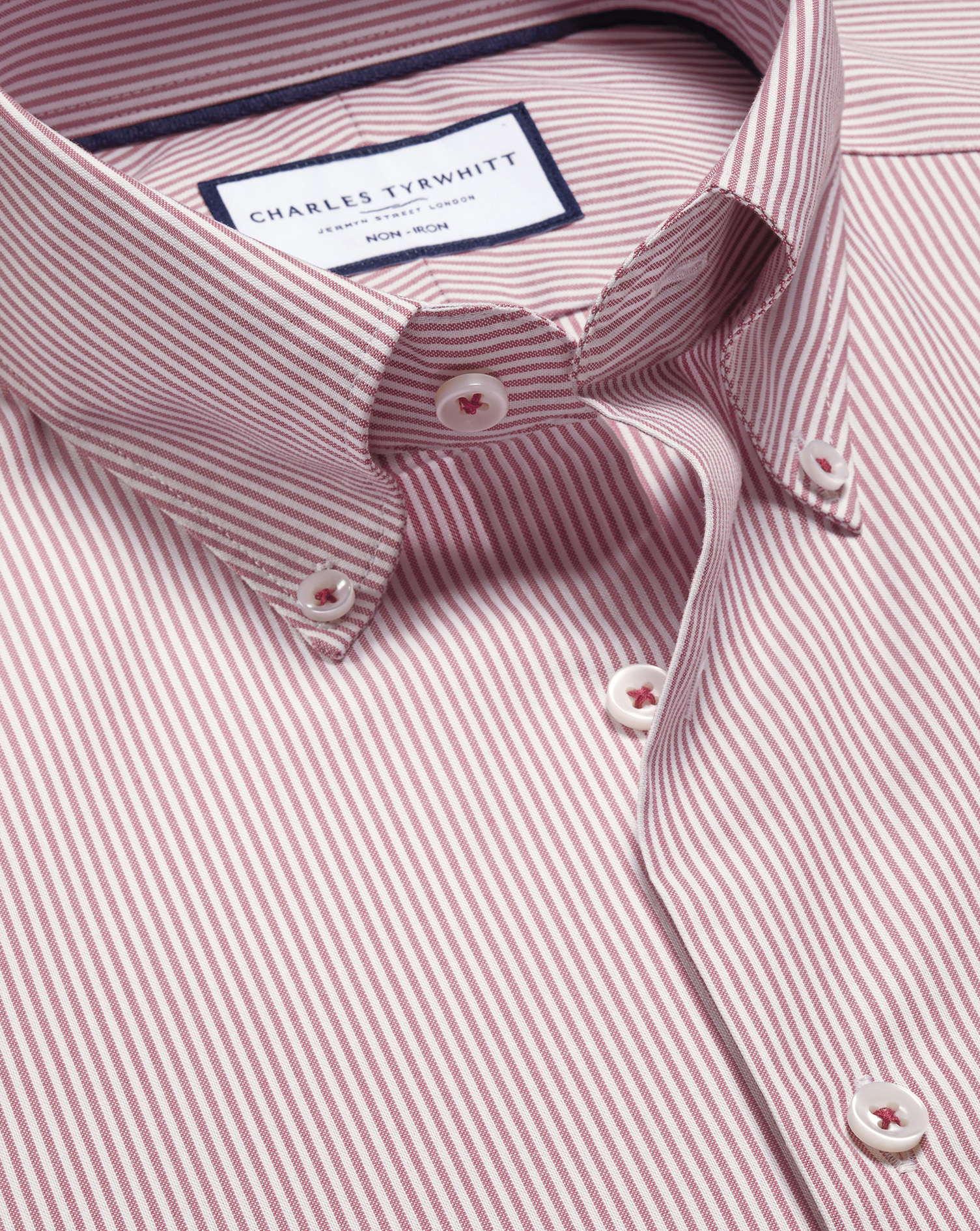 Charles Tyrwhitt Bügelfreies Oxfordhemd mit Streifen und mit Button-down-Kragen - Rot Knopfmanschette