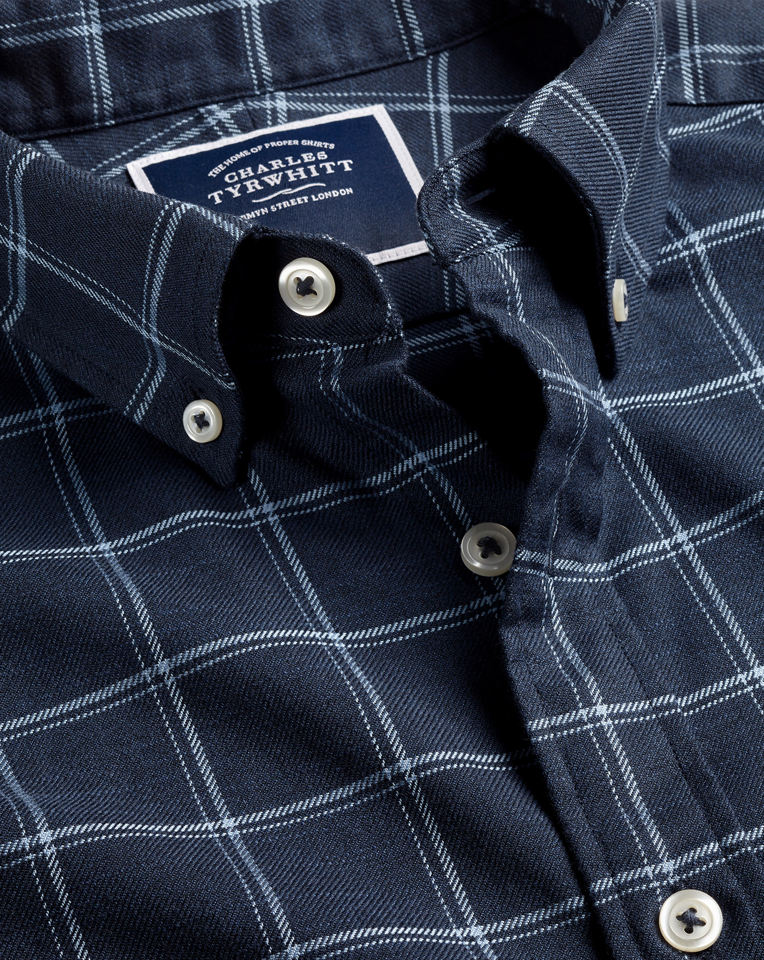 Charles Tyrwhitt Bügelfreies Twill-Hemd mit Button-down-Kragen und großen Windowpane-Karos - Marineblau Knopfmanschette