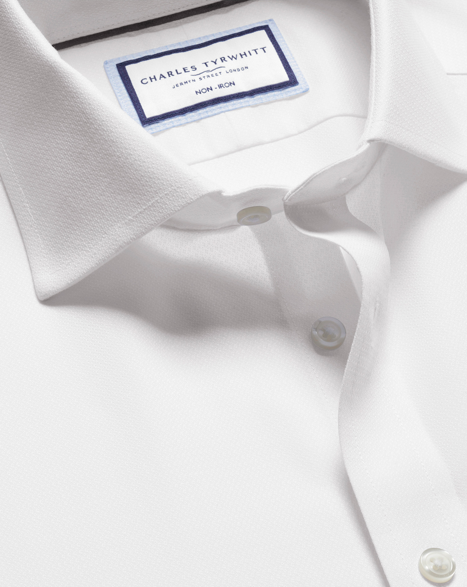 Charles Tyrwhitt Bügelfreies Kensington Hemd mit Stretch und Haifischkragen - Weiß Knopfmanschette