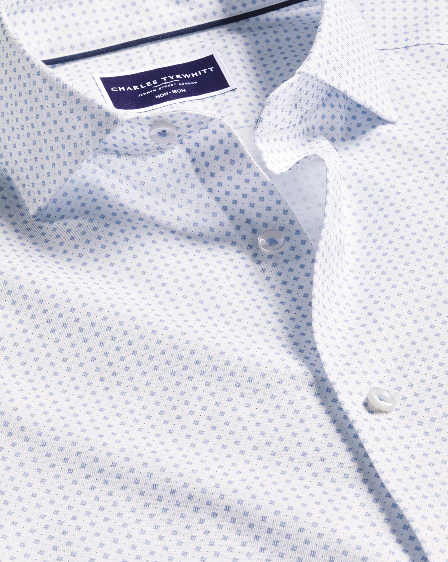 Charles Tyrwhitt Bügelfreies Twill-Hemd mit Semi-Haifischkragen und geometrischem Mini-Muster - Hellblau