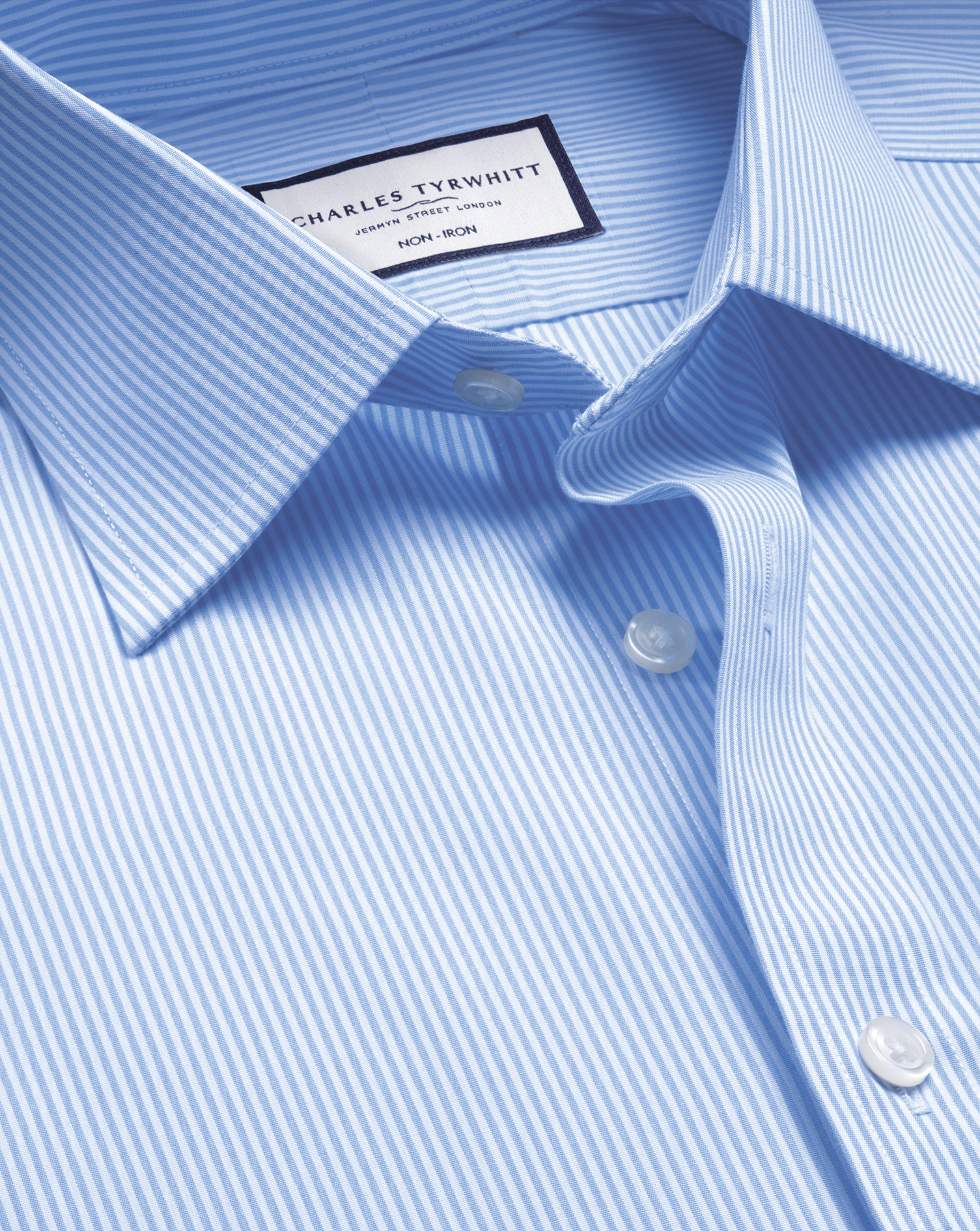 Charles Tyrwhitt Bügelfreies Hemd mit Bengal-Streifen - Himmelblau Knopfmanschette