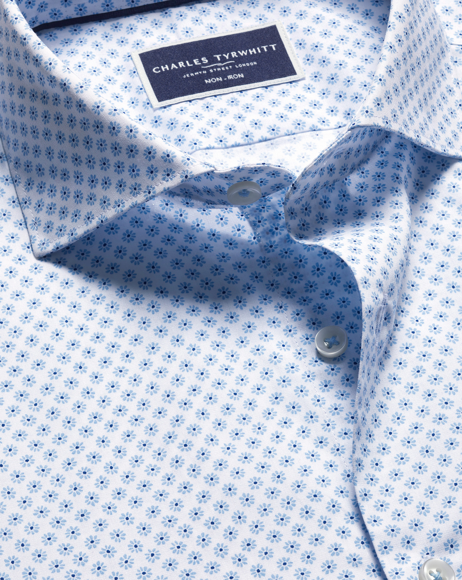 Charles Tyrwhitt Bügelfreies Stretch-Hemd mit Semi-Haifischkragen und Gänseblümchen-Motiv - Himmelblau