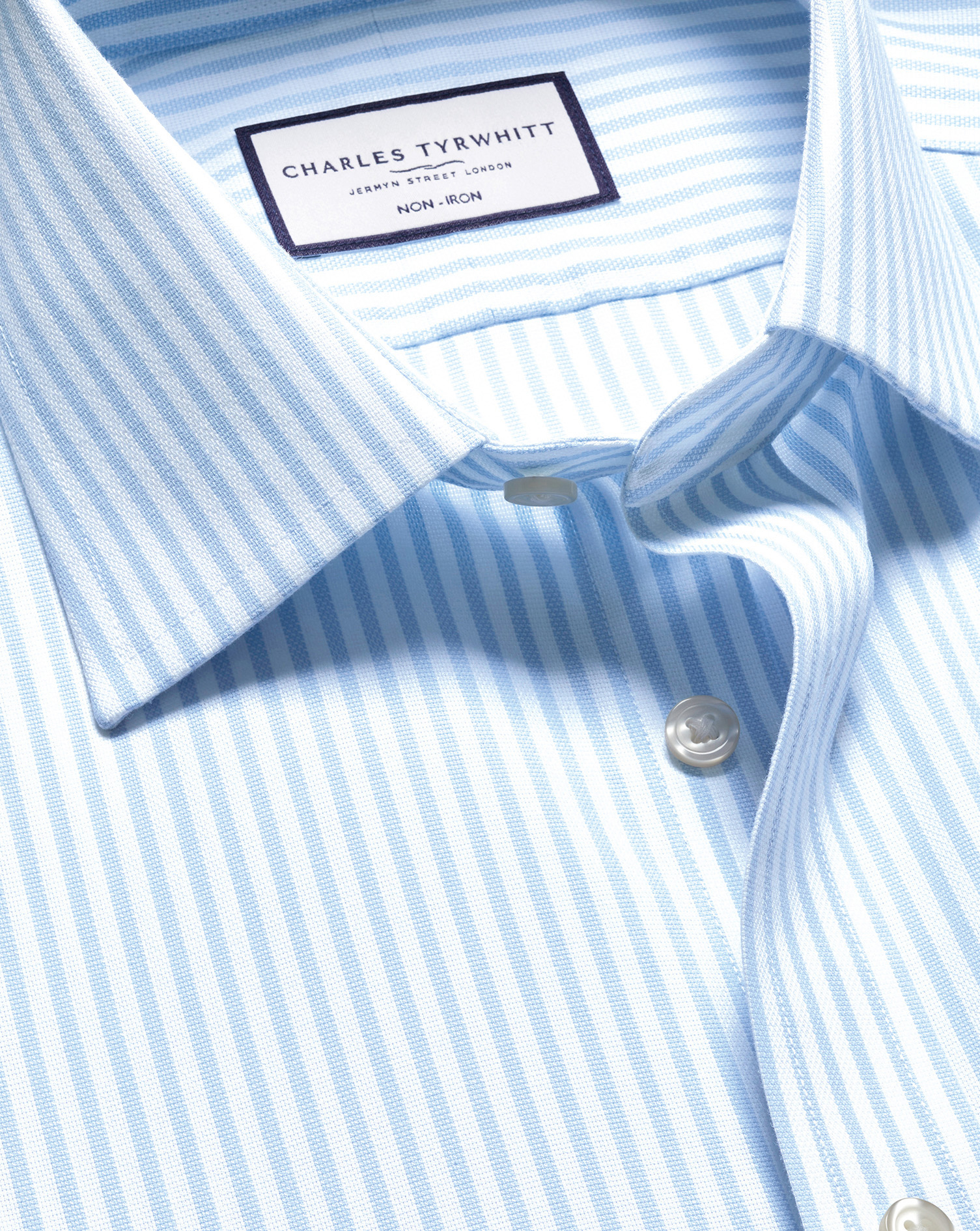 Charles Tyrwhitt Bügelfreies Royal-Oxfordhemd mit Haifischkragen und Streifen - Himmelblau Knopfmanschette