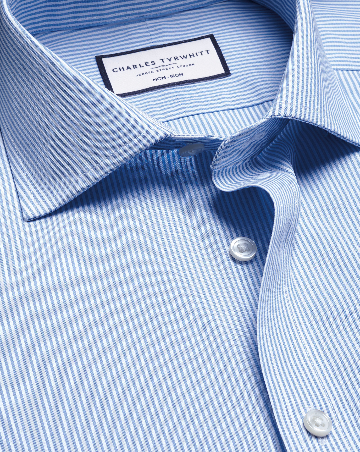 Charles Tyrwhitt Bügelfreies Hemd mit Haifischkragen und Bengal-Streifen - Himmelblau Umschlagmanschette