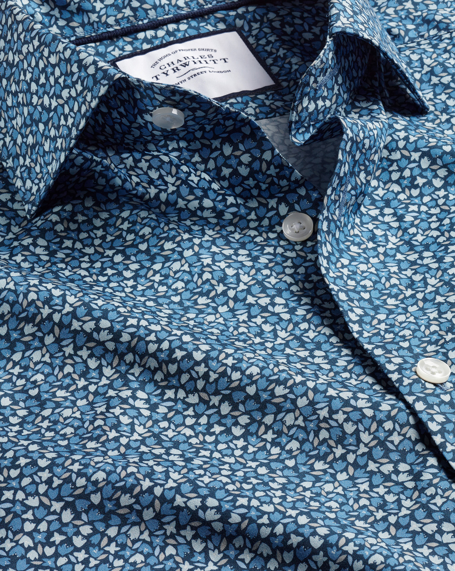 Charles Tyrwhitt Hemd aus Liberty Fabrics mit Semi-Haifischkragen und Blütenblattmuster - Indigoblau Knopfmanschette