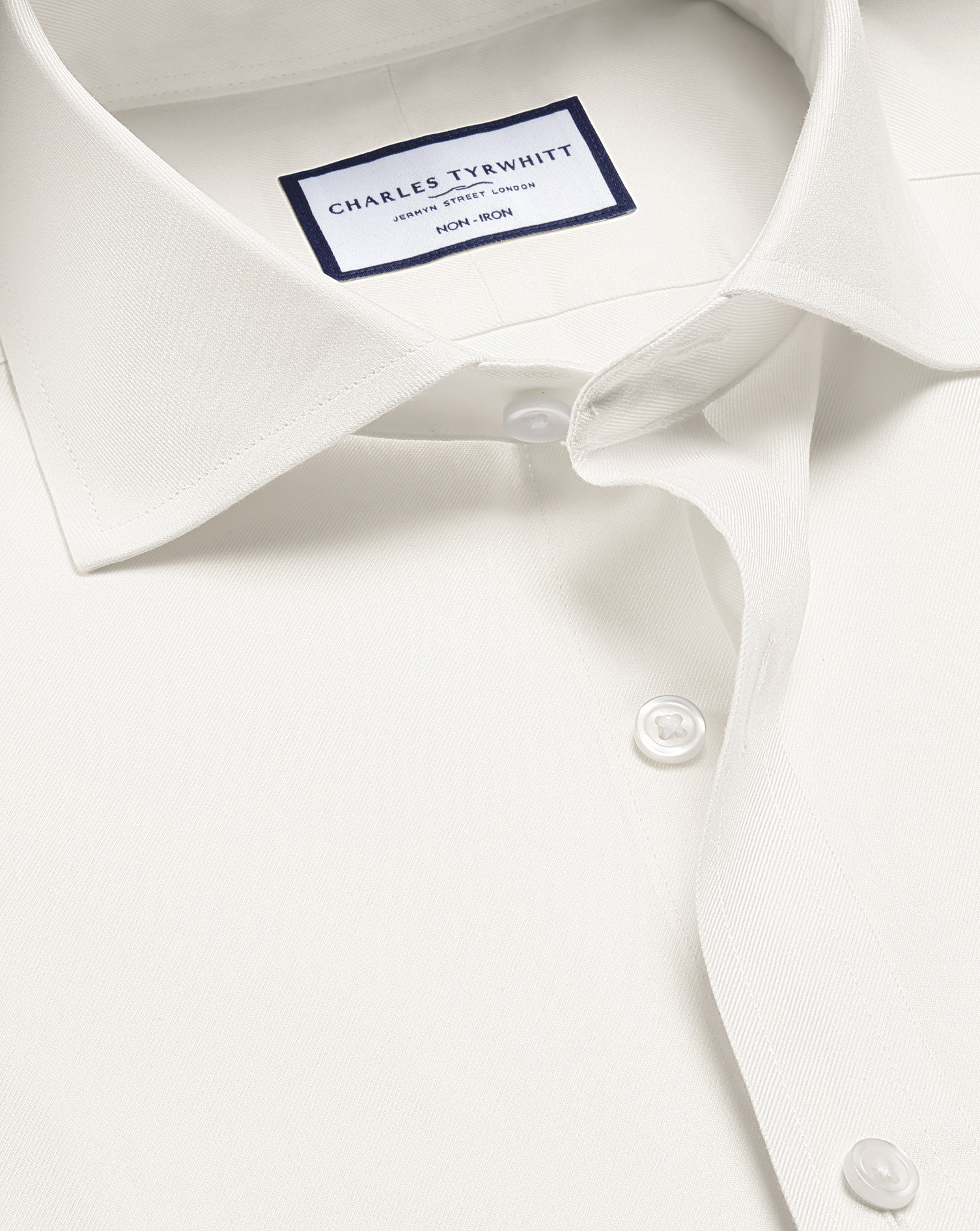 Charles Tyrwhitt Bügelfreies Twill-Hemd mit Haifischkragen - Elfenbein Umschlagmanschette