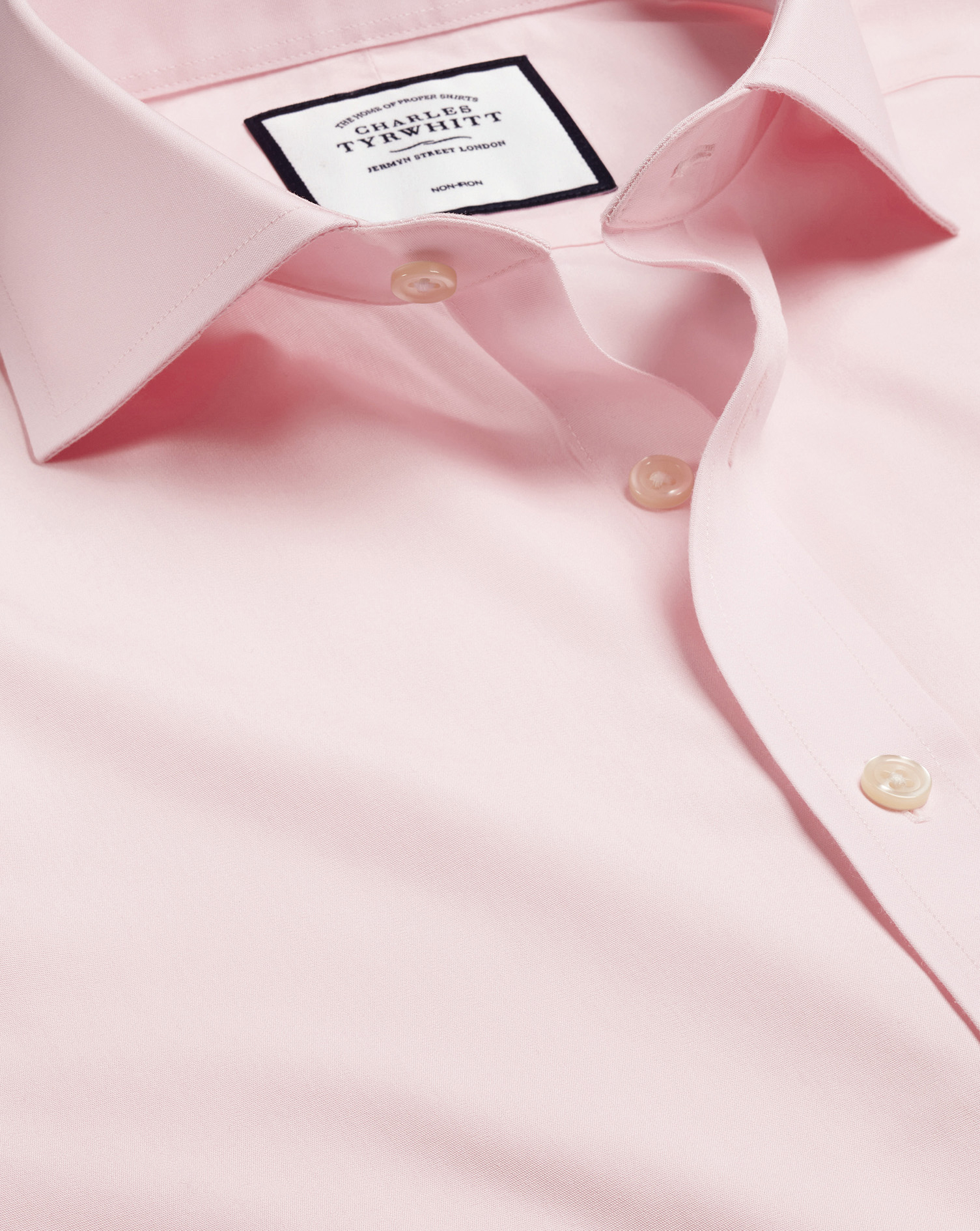 Charles Tyrwhitt Bügelfreies Royal-Oxfordhemd mit Haifischkragen - Rosa Knopfmanschette