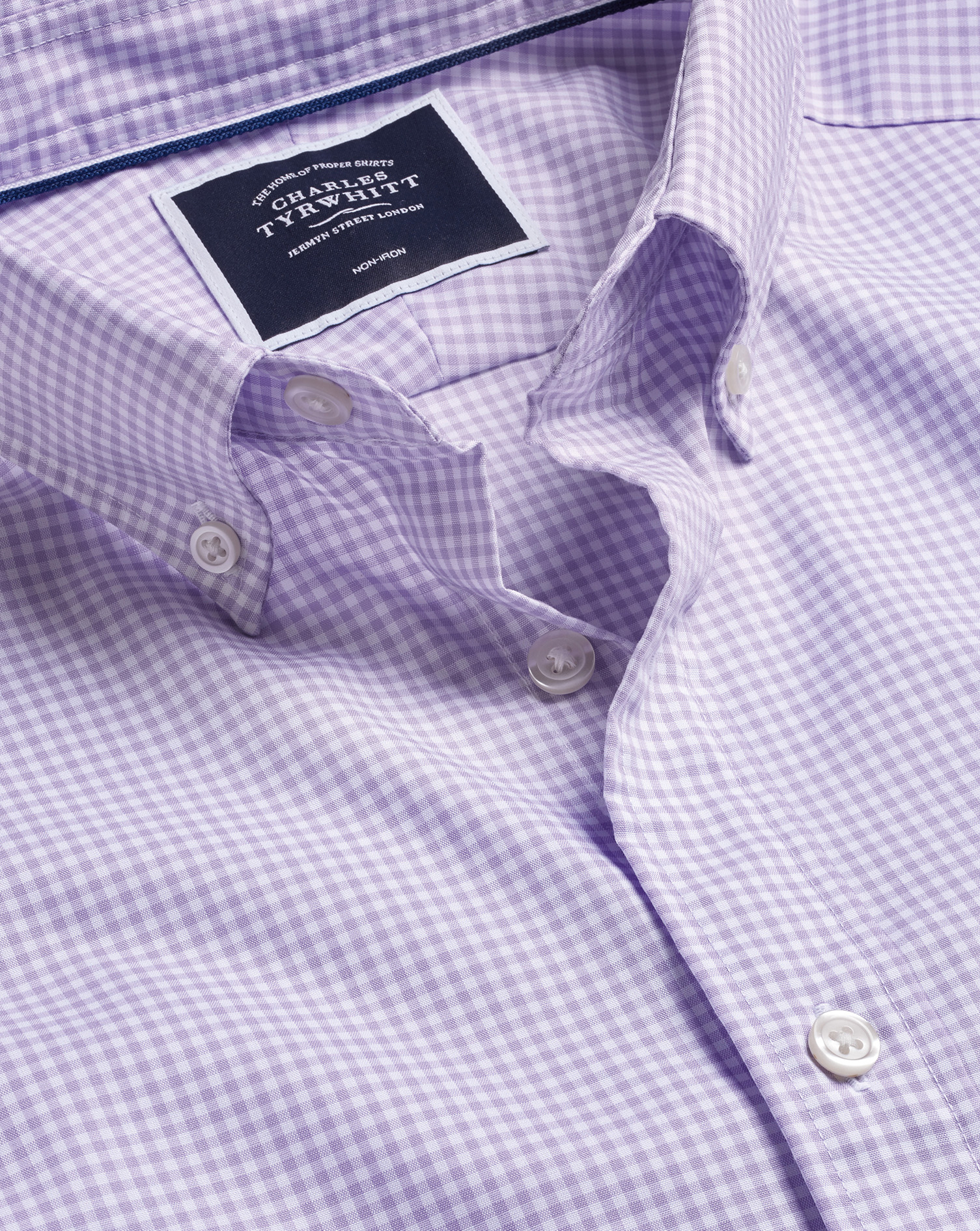 Charles Tyrwhitt Bügelfreies Hemd aus Stretchgewebe mit Button-down-Kragen und Mini-Gingham-Karos - Lila Knopfmanschette