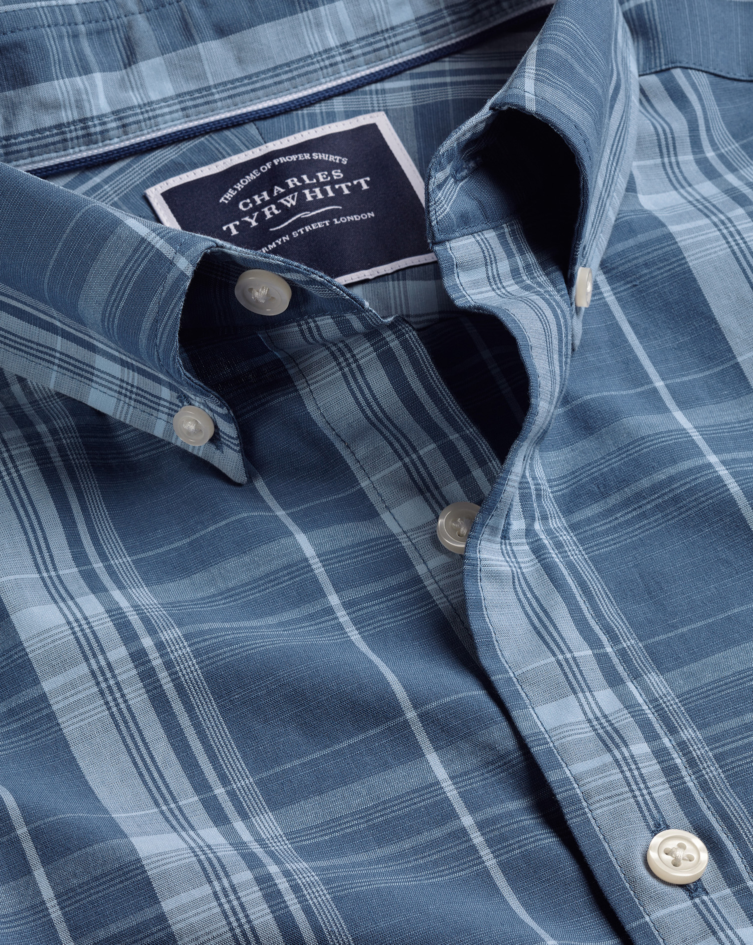 Charles Tyrwhitt Bügelfreies Stretch-Kurzarmhemd aus Popeline-Slub mit Button-down-Kragen und bunten Karos - Stahlblau K...